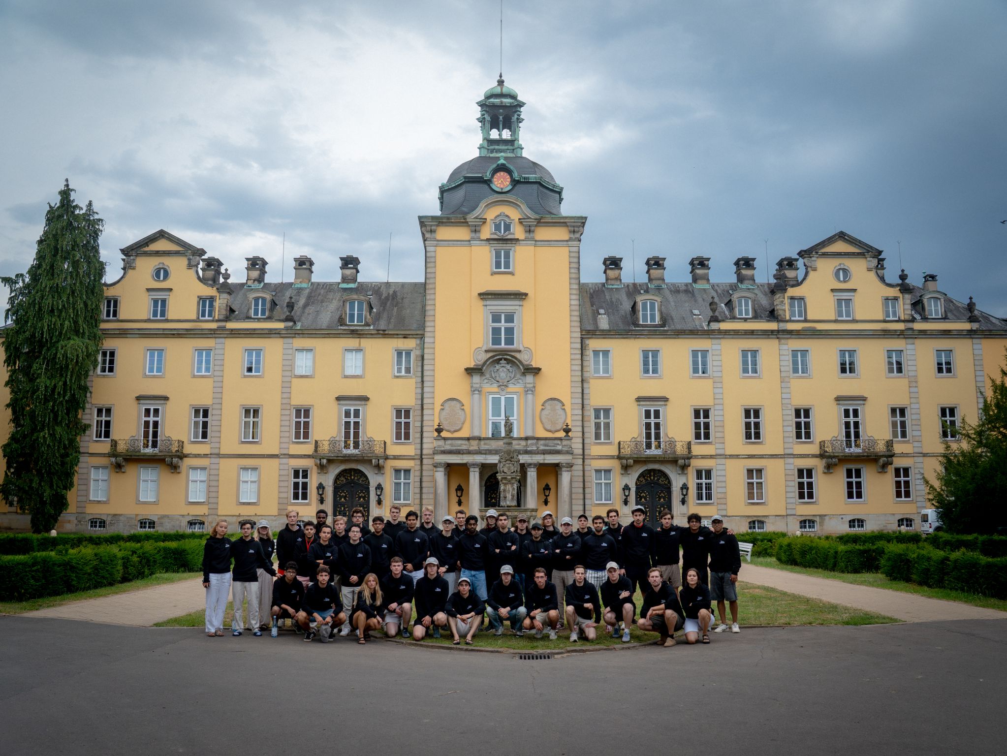 Group picture in front of the castle